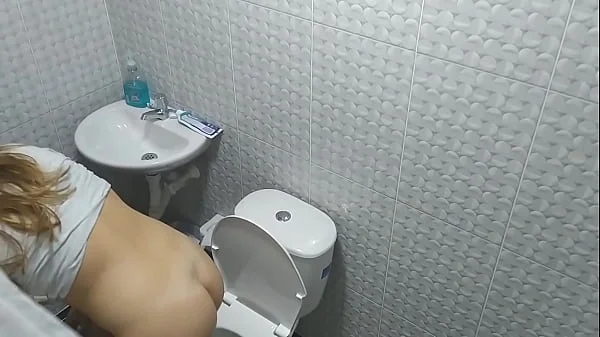 I record my stepmother in the bathroom in the early morning. what a delicious ass she has